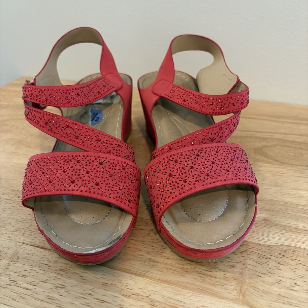 Atalina Red Mid Wedge strap Comfort Sandals Flower Womens Size 9 Shoe